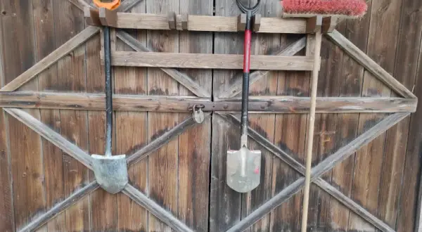 Jak zrobić wieszak na narzędzia ogrodowe? Prosty DIY [Poradnik]