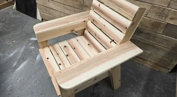 Krzesło z desek DIY: Zbuduj je sam i oszczędź 50%!