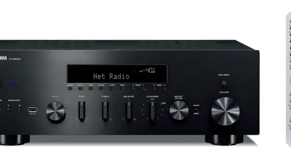 Amplituner Yamaha R-N600A z pilotem. Dowiedz się, jak podłączyć amplituner Yamaha do internetu, by cieszyć się Net Radio.