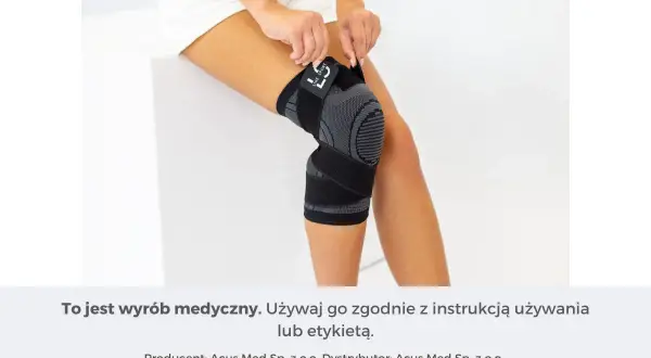 Kobieta zakłada czarny stabilizator na kolano.