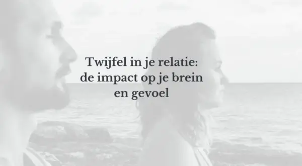 Twee mensen kijken naar de zee. Tekst: "Twijfel in je relatie: de impact op je brein en gevoel." Vertrouwen twijfel relatie quotes.