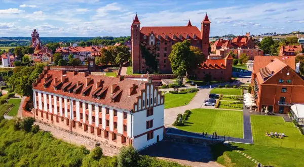 Zamek Kliczków, malowniczy kompleks z czerwonej cegły, zachwyca architekturą. Warto sprawdzić opinie przed wizytą!