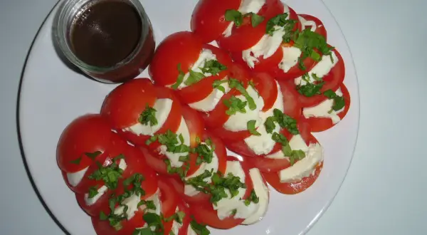 Sosy do pomidorów z mozzarellą: Klasyka, wariacje i triki!