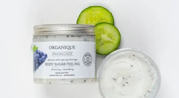 Peeling solny czy cukrowy - który lepiej zadba o Twoją skórę?