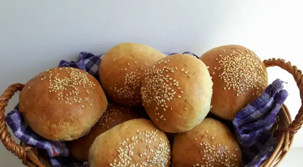 Koszyk pełen świeżych, pachnących bułek pszenno żytnich, posypanych sezamem. Idealne na śniadanie lub jako dodatek do obiadu.