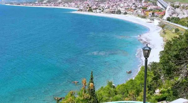 Vista panoramica delle spiagge di Reggio Calabria, con il mare cristallino che lambisce la costa e il borgo arroccato sulle colline.