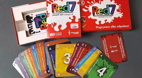 Gra Red7, idealna zabawy dla 4 osób. Kolorowe karty i zasady gry.