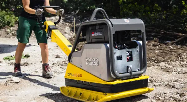 Zagęszczarka 500 kg Wacker Neuson DPU6555 zapewnia dużą głębokość zagęszczania gruntu na budowie.