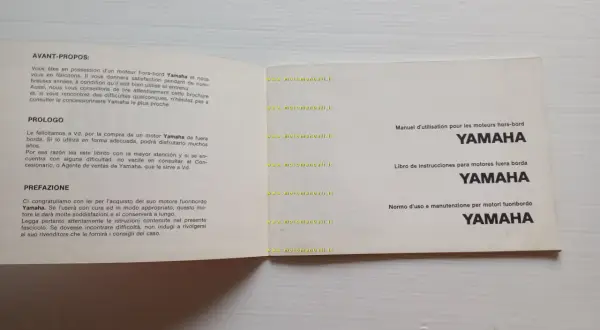 Libretto motore fuoribordo Yamaha, con istruzioni in diverse lingue.