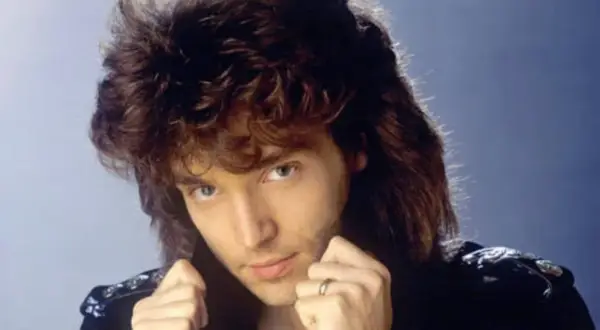 Richard Marx z burzą włosów i w skórzanej kurtce, jakby śpiewał "Right Here Waiting".