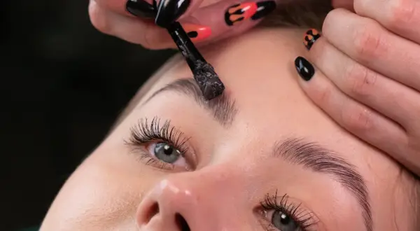 Henna pudrowa co to jest? Odkryj sekrety trwałych, pięknych brwi