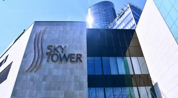 Wrocławski Sky Tower, najwyższy budynek we Wrocławiu, lśni w słońcu.