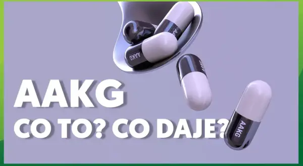 Kapsułki AAKG na łyżce i obok. Dowiedz się, aakg co to jest i jakie daje korzyści.