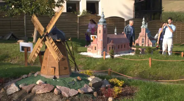 Wiatrak i kościółki w miniaturowej skali, jak w muzeum miniatur Kaszuby.
