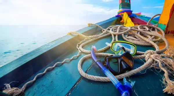 Dykutrustning och rep på en båt. Perfekt för din packlista Thailand för äventyr i havet.