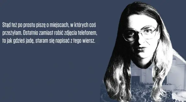 Kobieta w okularach, z tekstem o pisaniu wierszy. Jej słowa to poezja współczesna, wiersze rodzą się z przeżyć.
