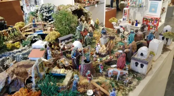 Detalle de belenes en Zaragoza, con figuras bíblicas, animales y construcciones en miniatura.