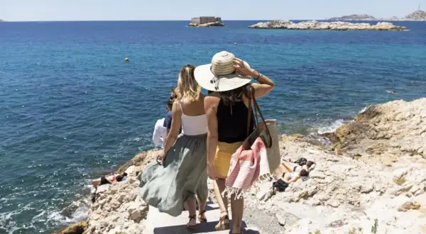 Ambiance estivale à Marseille : des amis profitent du soleil et de la mer. Idéal pour savoir que faire à Marseille ce week-end !