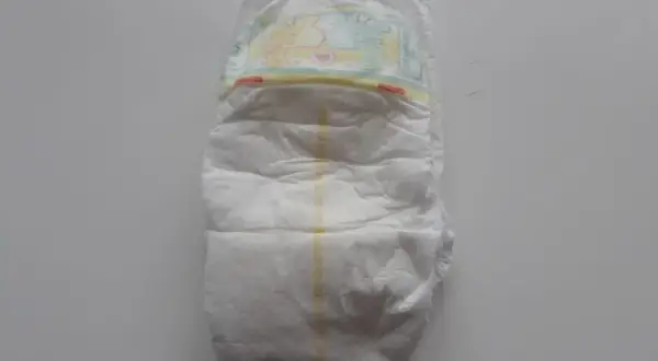 Jak rozpoznać przód pieluchomajtek Pampers, aby uniknąć błędów?
