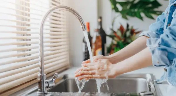 Hände werden unter fließendem Wasser gewaschen. Wie lange ist kein Wasser zumutbar?