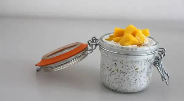 Un pot de pudding de graines de chia avec des morceaux de mangue. Un délice sain, découvrez le graine de chia bienfait.
