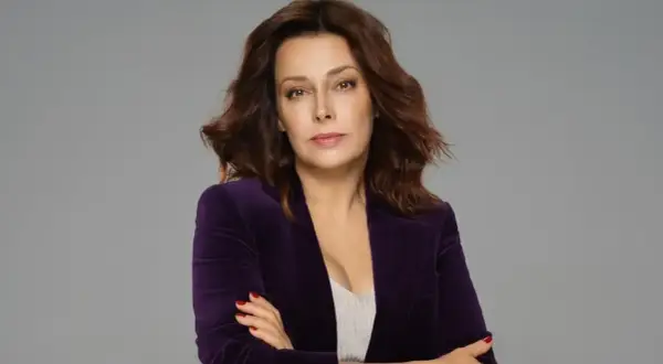 Elegancka Renata Dancewicz w fioletowym żakiecie. Czy jej mąż też tak dobrze wygląda?