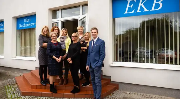 Zespół biura księgowego EKB przed budynkiem.