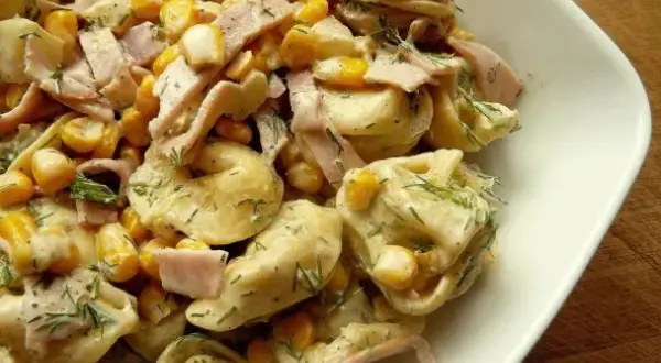 Jak zrobić sałatkę z tortellini, która zaskoczy Twoich gości