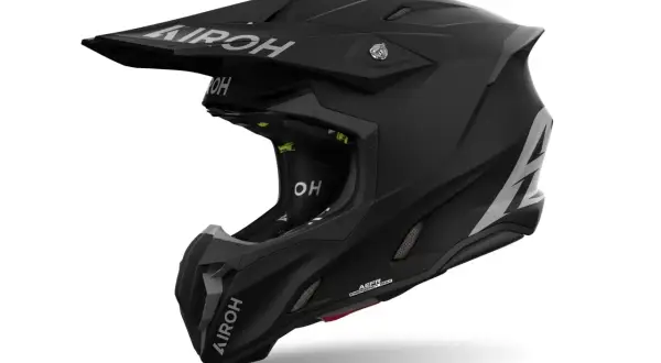 Svart Arai crosshjälm med silverdetaljer. Perfekt för dig som vill ha skydd och stil på banan.