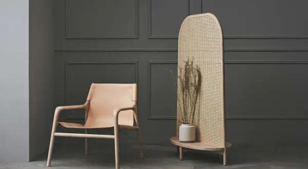 Ein Ledersessel und ein Rattan-Raumteiler mit Trockenblumen bieten eine stilvolle alternative zu tapete.