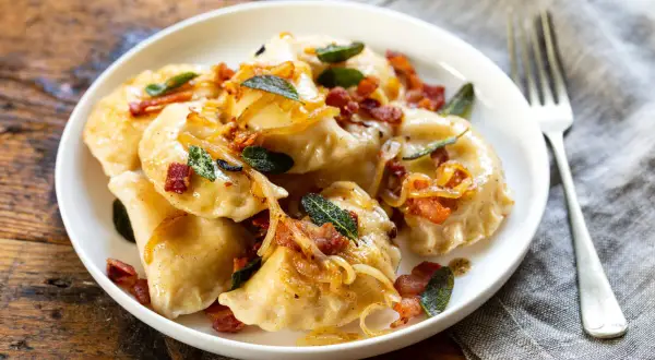 Pyszne pierogi z boczkiem i cebulką. Czy rozmrażać pierogi przed gotowaniem? Te wyglądają, jakby były świeże!