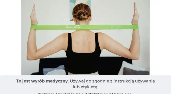 Kobieta ćwiczy z zieloną gumą, która jest idealna do rehabilitacji i wzmacniania mięśni. Jakie gumy do ćwiczeń wybrać?