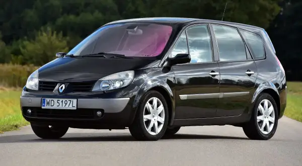 Czarny Renault Scenic z dwoma żarówkami z przodu, gotowy na malowniczą podróż.