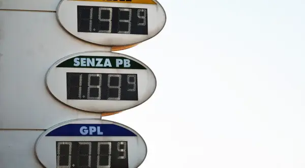 Prezzi carburanti: Diesel 1.939, Senza PB 1.899, GPL 0.709. Il costo del GPL è notevolmente inferiore.