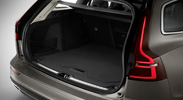 Otwarty bagażnik Volvo V60, pokazujący jego przestronność i praktyczne rozwiązania. Idealny na wakacyjne wyjazdy, dzięki przemyślanym wymiarom.