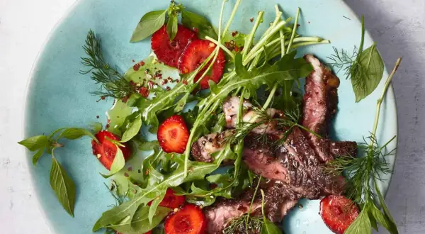 Saftiges Steak mit Erdbeeren und Rucola, ein perfektes sommer rezepte hauptgericht. Frische Kräuter runden das Gericht ab.