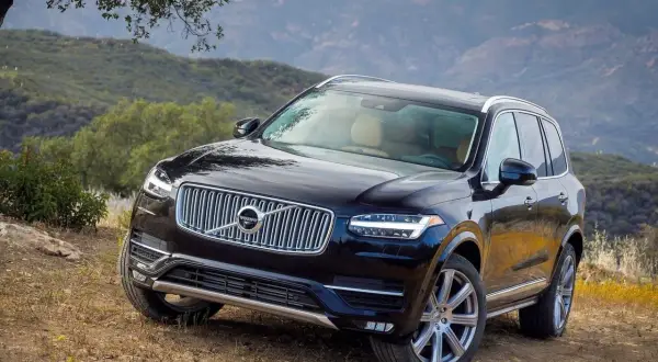Czarny Volvo XC90 II na tle gór. Mimo pięknego widoku, warto pamiętać o potencjalnych volvo xc90 ii awarie i problemy.