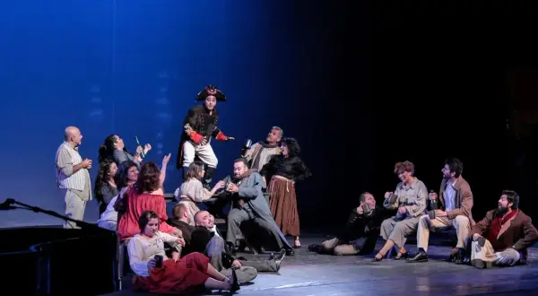 Scena teatralna z ludźmi w strojach historycznych. Czy zastanawiałeś się, ile zarabia aktor w teatrze?