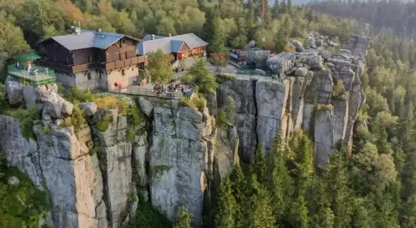 Góry Stołowe atrakcje: schronisko na skalnym urwisku, otoczone lasem. Widok zapiera dech w piersiach!