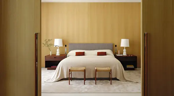 Modernes Schlafzimmer mit Holzakzenten, einem bequemen Bett und zwei Hockern. Tolle schlafzimmer ideen modern für ein stilvolles Zuhause.