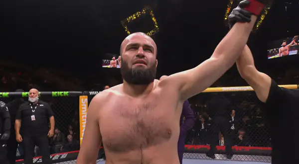 Shamil Gazievs arm höjs i luften efter en seger.