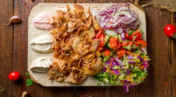 Pyszna shoarma co to? Mięso, warzywa i sosy na placku. Idealne na szybki posiłek.