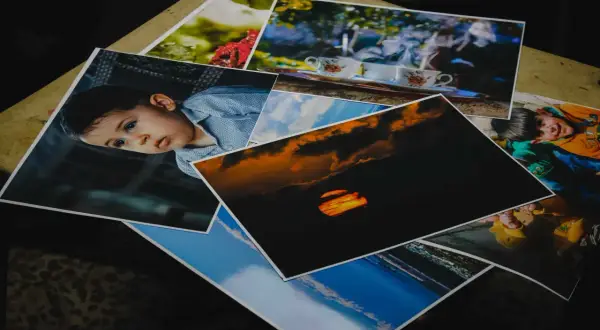 Zdjęcie 13x18 to popularny format, idealny do albumów. Na zdjęciach widać uśmiechniętego chłopca, malucha, zachód słońca i filiżanki z parującą kawą.