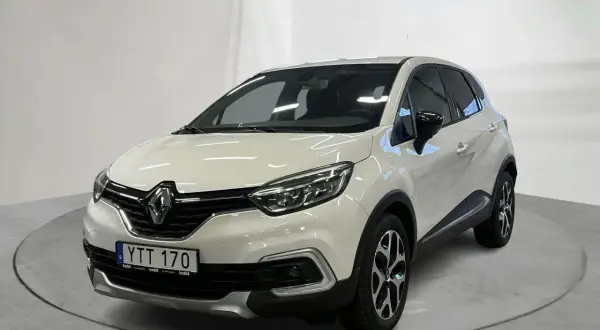 Vit Renault Captur, perfekt för en begagnad bil-test. Denna modell har en modern design och är redo för nya äventyr.