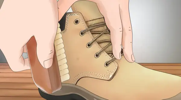 Nettoyer une chaussure en nubuck avec une brosse. Le nubuck, c'est quoi ? C'est un cuir doux et velouté.
