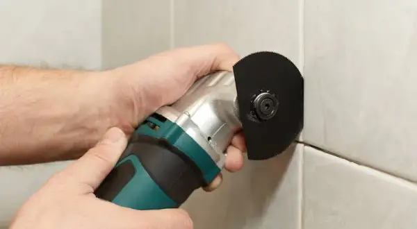 Jak wymienić fugę? Pełny poradnik DIY, by uniknąć błędów