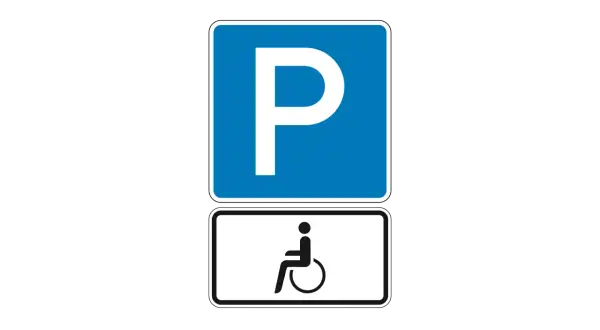 Verkehrsschild: Parkplatz mit Rollstuhlsymbol. Ein blauer Kasten mit weißem "P" über einem weißen Kasten mit schwarzem Rollstuhlsymbol kennzeichnet einen behinderten Parkplatz.