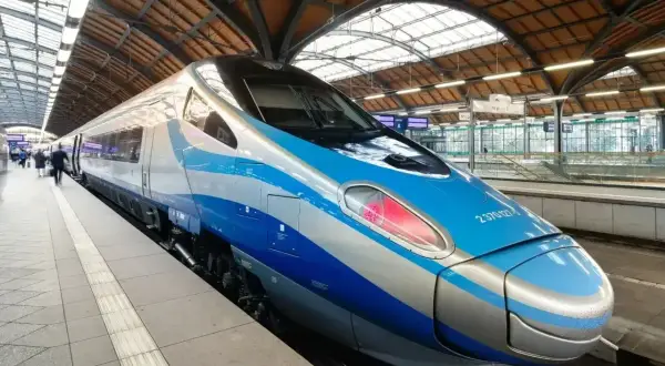 Nowoczesny pociąg PKP na peronie. Sprawdź rozkład jazdy PKP Miechów Kraków i wyrusz w podróż!