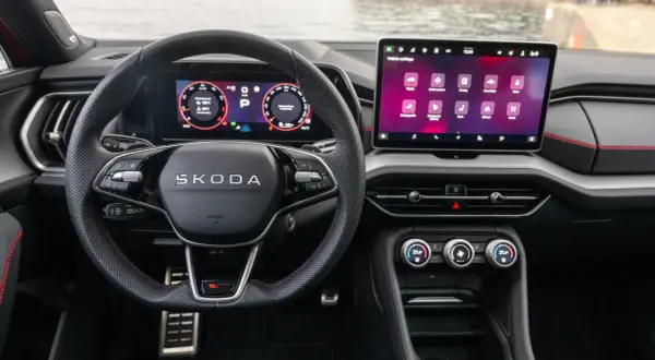 Wnętrze Skody z ekranem multimedialnym i cyfrowymi zegarami. System Skoda Connect oferuje intuicyjną obsługę.