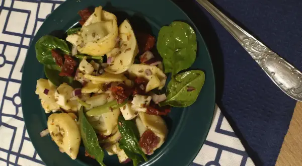Najlepsze dodatki do tortellini z pomidorami i mozzarellą, które zachwycą